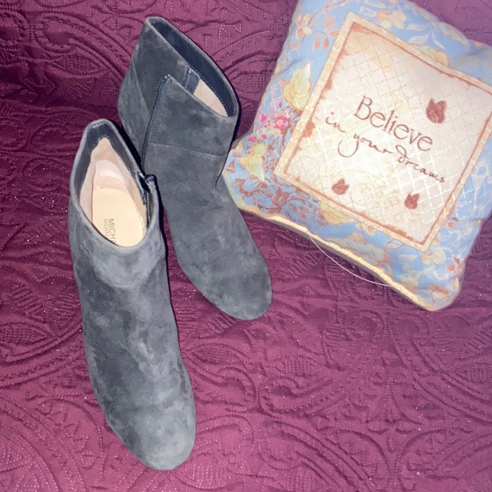 Michael, Kor  ankle high heel gray, black heel, what design boots